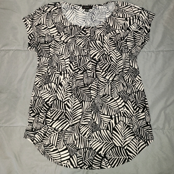 🌻 Donating Soon 🌻 | Black and white women's blouse size small - Picture 3 of 8